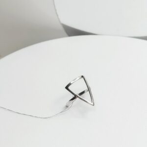 Pierścionek srebrny geometryczny trójkąt